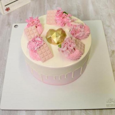 کیک خامه ای صورتی قلب طلایی 
