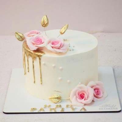 کیک خامه ای گل صورتی  و مروارید