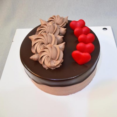 کیک خامه ای شکلاتی و قلب 