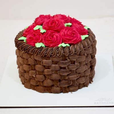 کیک خامه ای سبد گل شکلاتی 