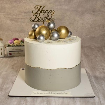 کیک خامه ای طوسی وتوپک طلایی 