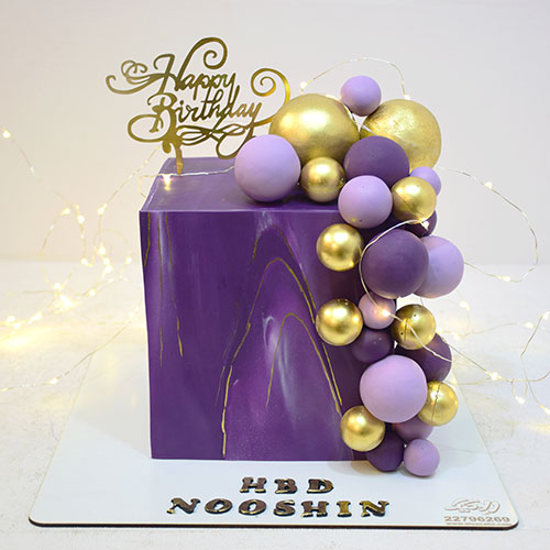کیک بنفش و توپک طلایی