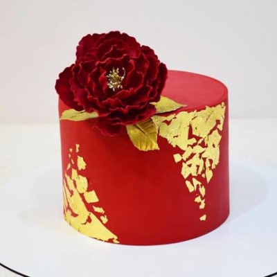 کیک زنانه قرمز و طلایی 