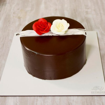 کیک خامه ای شکلاتی و گل فوندانت 