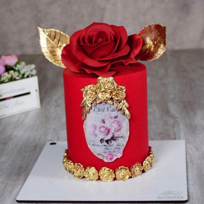 کیک زنانه گل رز قرمز 