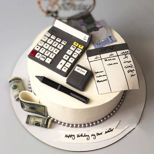 کیک روز حسابدار با تزیینات ماشین حساب، خودکار، دلار و دفتر حسابداری