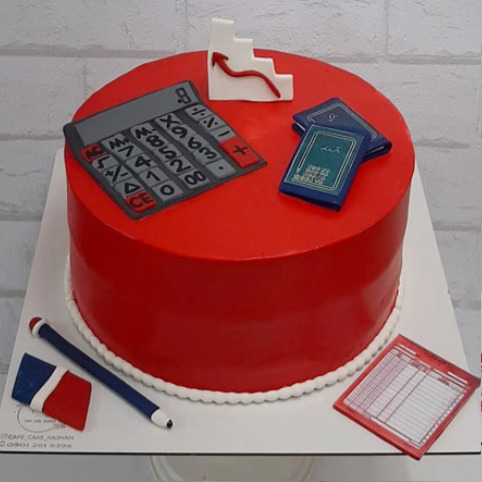 کیک قرمز با تزیین ماشین حساب، نمودار و دفتر حسابداری